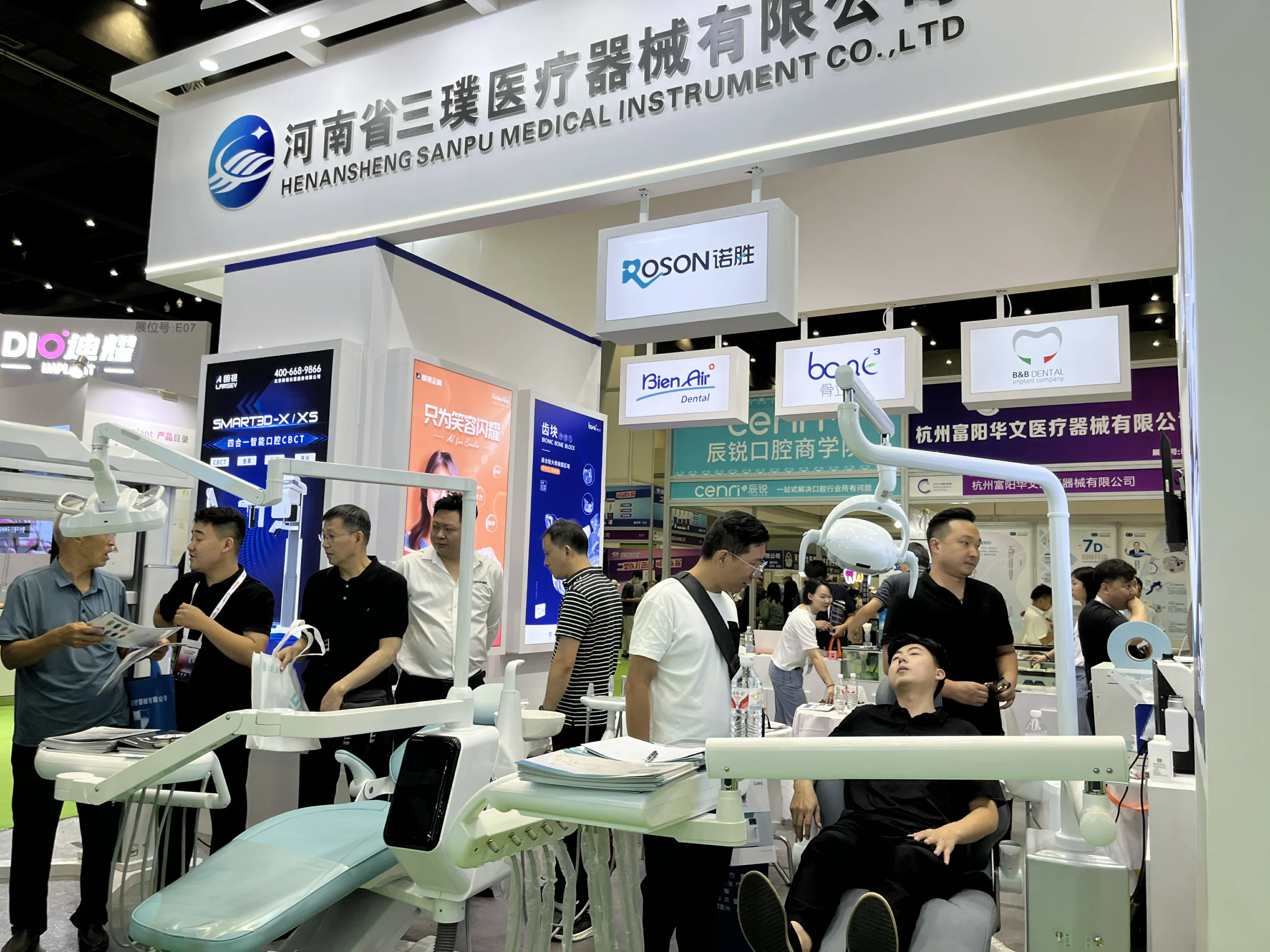 At the 2023 Central Zhengzhou International Dental Exhibition