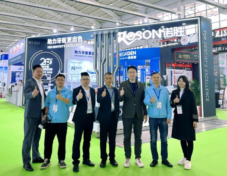 罗松医疗团队在牙科展览会上展示了 'FOR DENTIST'S EXCELLENCE' （牙科医生的卓越'），并竖起了大拇指。