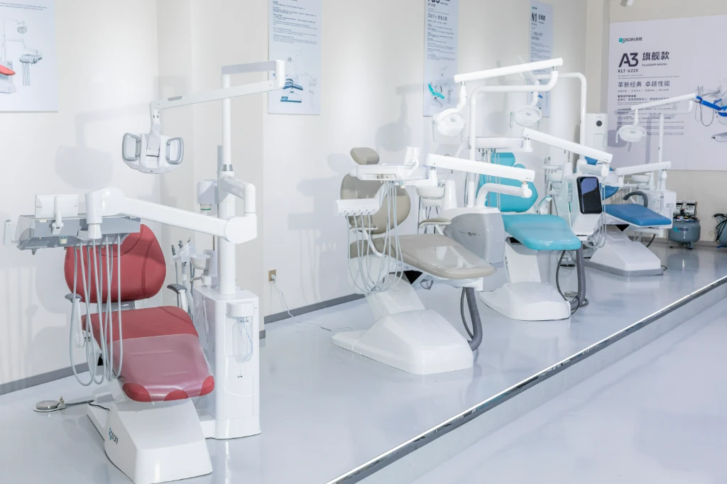 ROSON dental clinic showroom displaying modern dental equipment, providing pre-sales consultation.