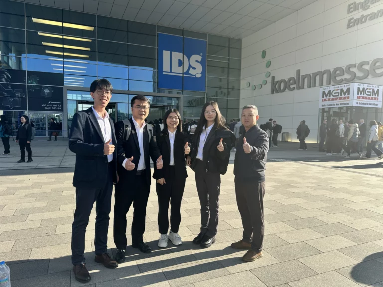 Roson Medical team at IDS exhibition, thumbs up at entrance