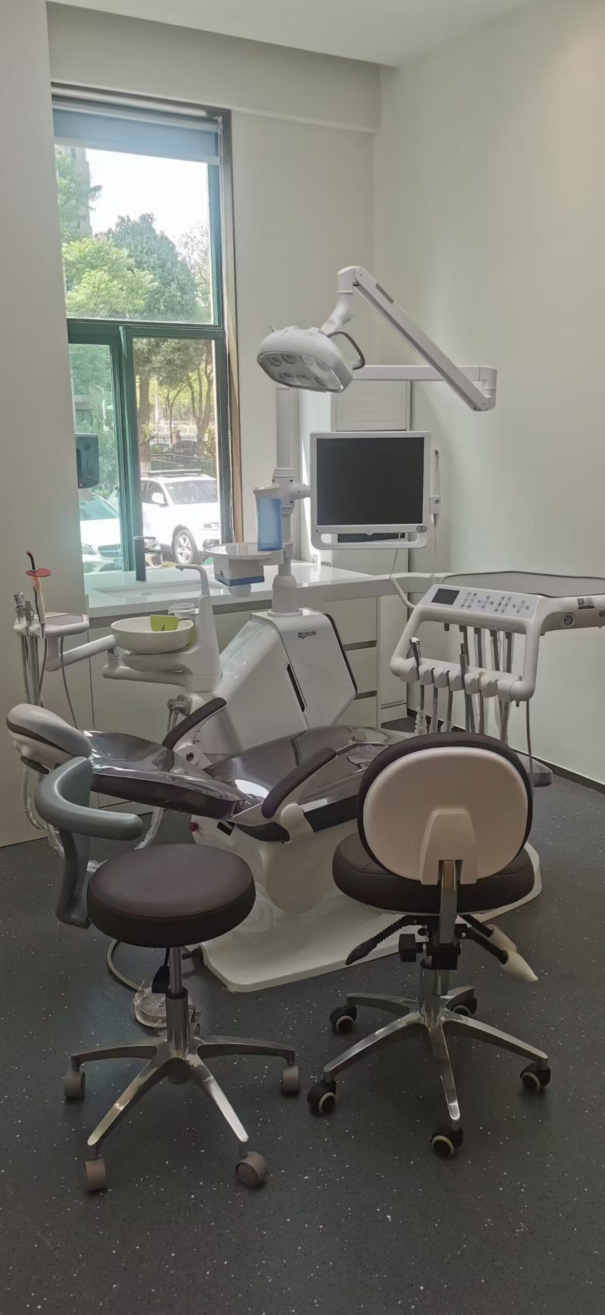 在干净的杂物间内安装一台现代、安静的牙科空气压缩机,并适当安装隔振垫。