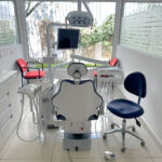  牙科专业人员的座椅升降人体工学。