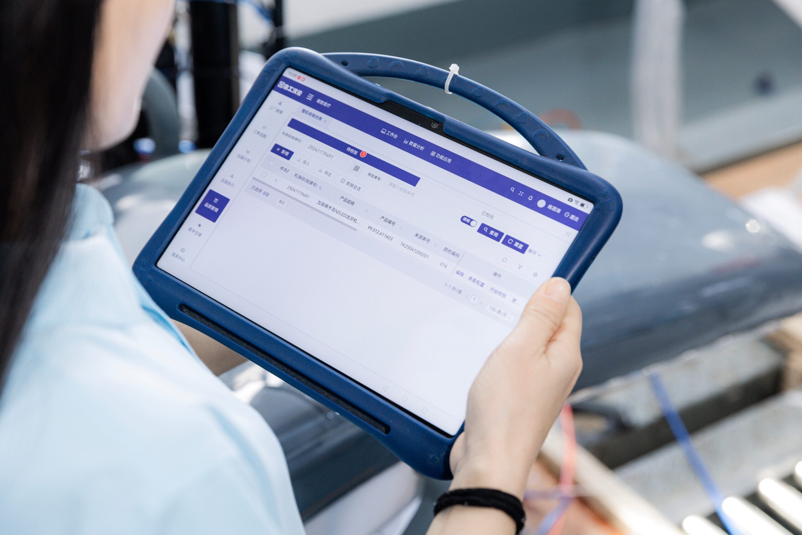 服务技师在牙科椅旁手持坚固耐用的平板电脑--牙科椅检查耐用、经济的牙科设备