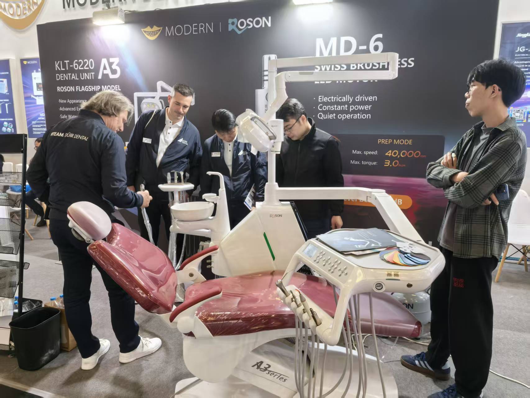 一名牙科专业人员正在对现代高压灭菌器的控制面板进行例行维护检查。