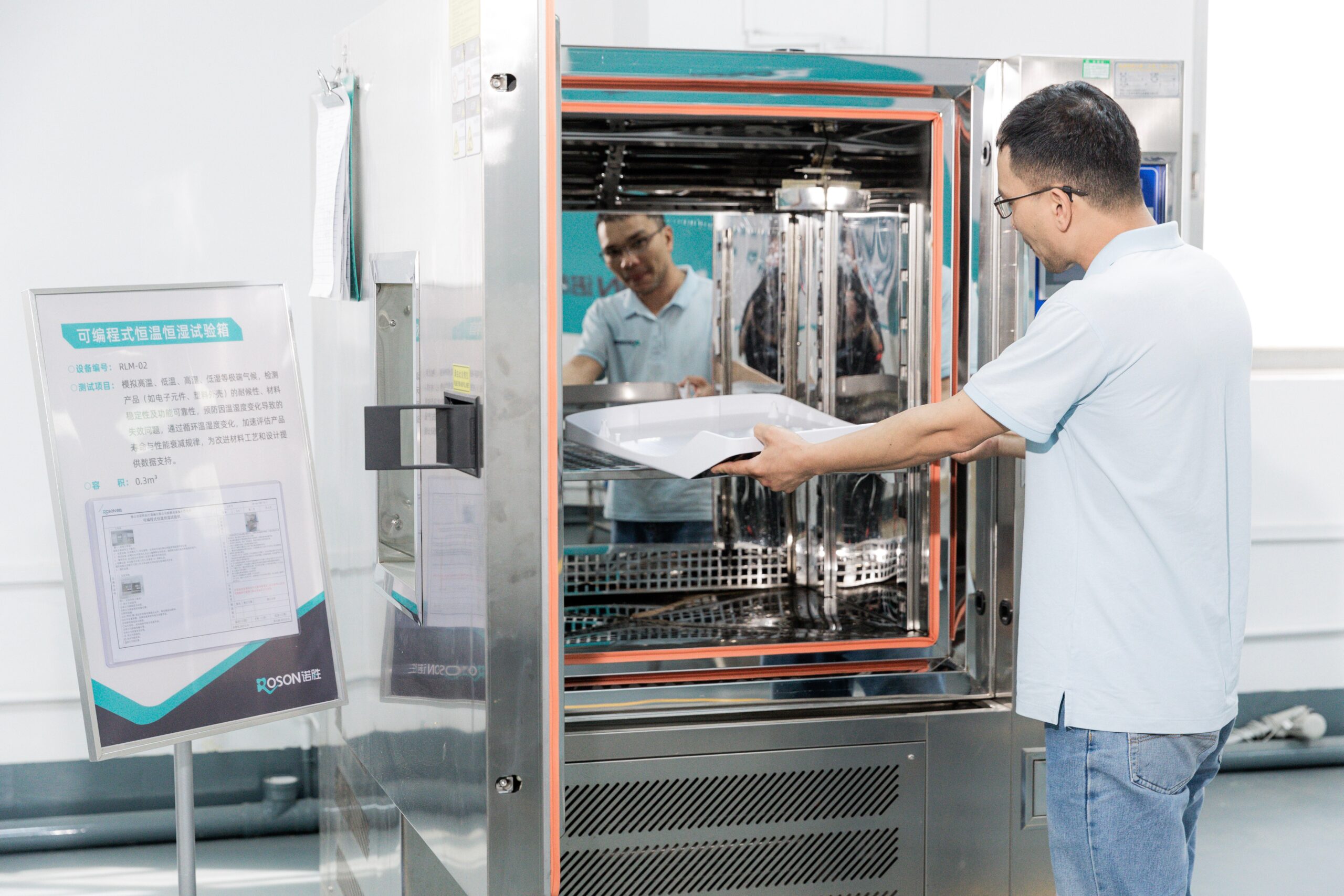 技术员将 ROSON 牙科消毒器(牙科高压灭菌器)托盘装入不锈钢消毒室