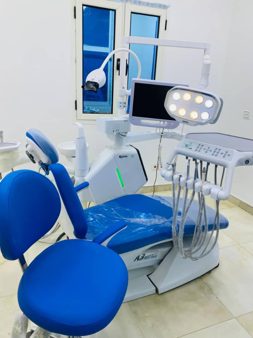 蓝色 ROSON 牙科治疗椅,配有集成牙科设备、顶置 LED 手术灯和显示器 - 临床治疗室经济实惠的牙科治疗椅